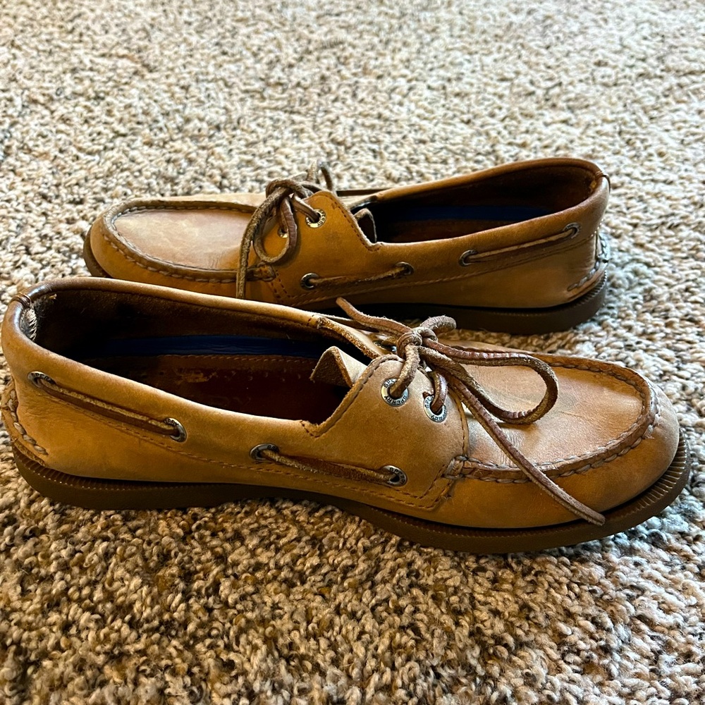 Tan Sperry shoes size 8.5 women’s / 7 men’s
